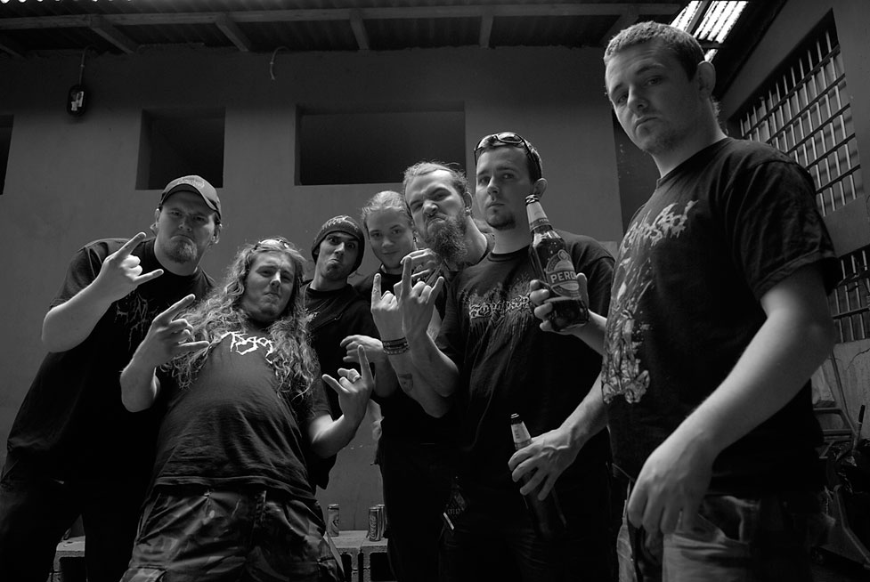 In un piccolo locale nei pressi di Via Bovisasca un gruppo di ragazzi “heavy metal” si è ritrovato per un raduno di band musicali provenienti da diverse parti d’Europa.