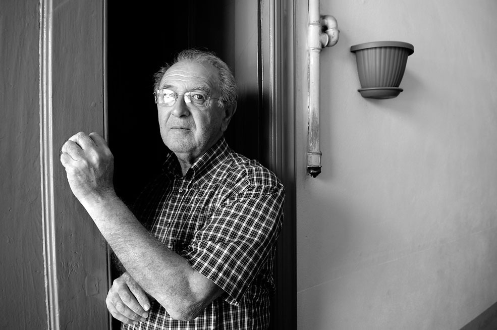 Franco ha 67 anni e da tre generazioni vive in una casa di corte in Via Bovisasca. E’ la memoria storica del quartiere. Ancora ricorda il coprifuoco che veniva imposto dopo una certa ora. “Non si poteva uscire di casa. La Montecatini esalava gas nocivi durante la notte. Ricordo ancora le donne arrabbiate che ritiravano il bucato il mattino sporco di esalazioni.”