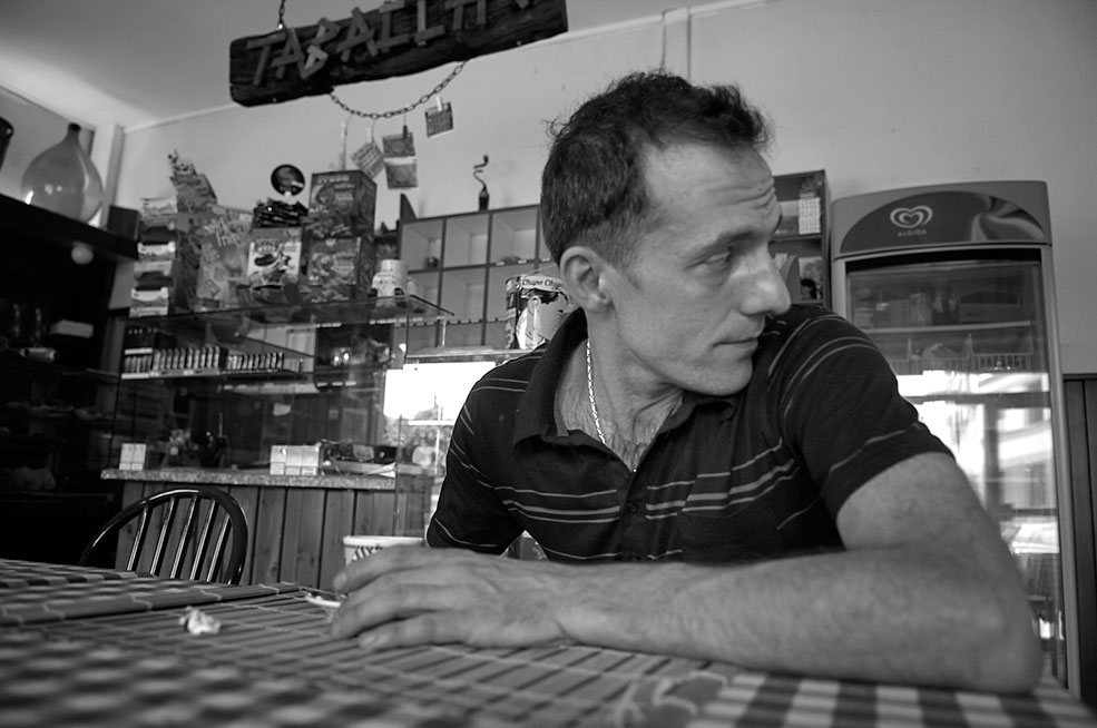 All’angolo fra via Bovisasca e via Cosenz c’è la “Locanda”, gestita da Massimiliano. Max, così lo chiamano, si definisce il “portinaio della Via Bovisasca”, un po’ per la posizione centrale, un po’ perché tutto gli scorre intorno. Massimiliano ha vissuto la Bovisa degli ultimi 4 anni, quella delle grandi trasformazioni, quella delle demolizioni e dei campi rom. “Gli fornivo acqua e cambiavo le monete a giorni e orari precisi. Un accordo con loro per una pacifica convivenza. La guerra, di principio, non la si fa a nessuno”.