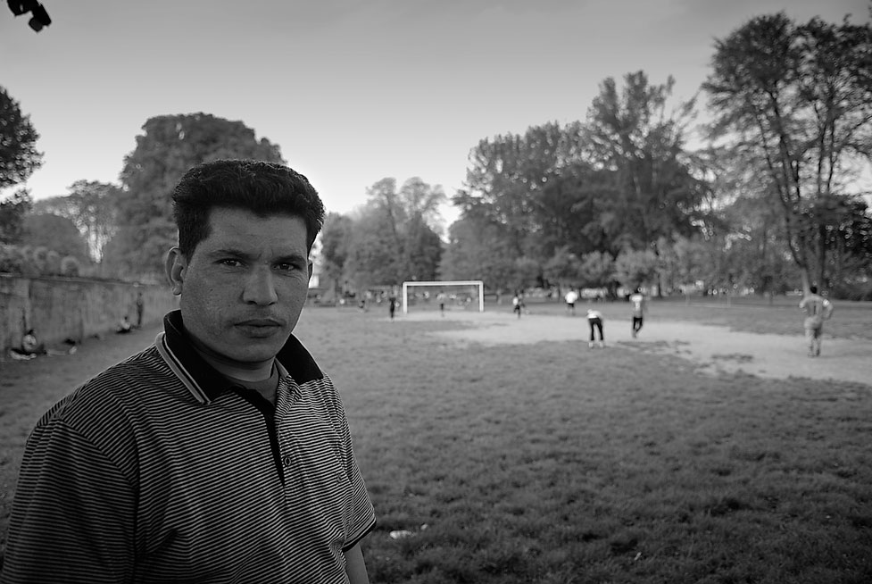 Awad ha 32 anni ed è egiziano. E’ da pochi mesi in Italia e nonostante non abbia ancora imparato la lingua ha già trovato un lavoro come facchino. Ogni sabato si ritrova con i suoi compaesani in un piccolo parco a giocare a calcio. Molti di loro indossano maglie da calcio delle squadre italiane. E’ preoccupato per il suo lavoro, per la crisi e per delle leggi molto restrittive rivolte agli immigrati.