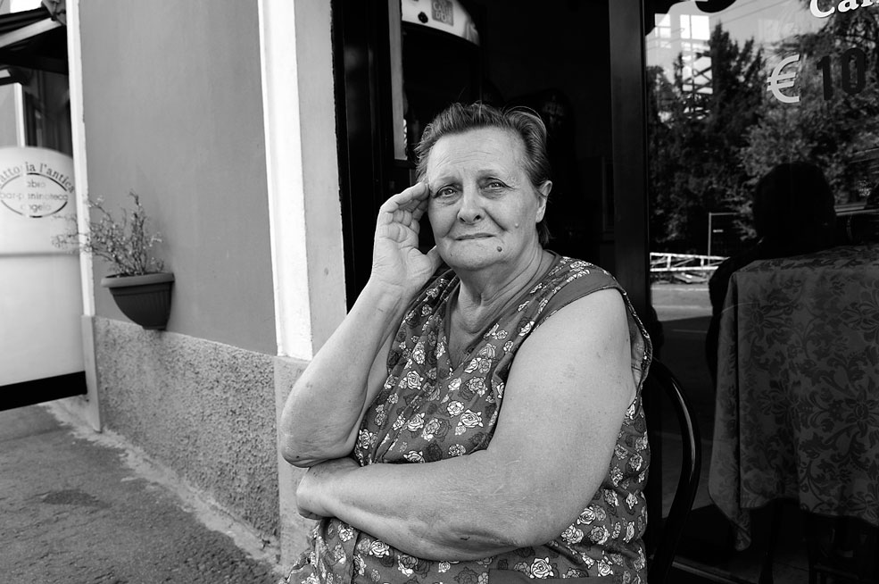 La signora Maria, classe 1933, vive in Bovisa fin da quando si è sposata. Nel 1950 il suocero della signora rilevò il ristorante Macallè, meglio conosciuto come il ristorante nel quale il duce andava a mangiare dopo aver tenuto i suoi comizi dal balcone dell’oleificio Balestrini, ora fabbrica Livellara. La signora gestiva una salumeria e suo marito la sera suonava la fisarmonica nel ristorante. Maria ricorda con nostalgia quando suo suocero, ogni domenica, con la sua cavallina trasportava le famiglie che trascorrevano tranquilli pomeriggi nelle trattorie fuori porta