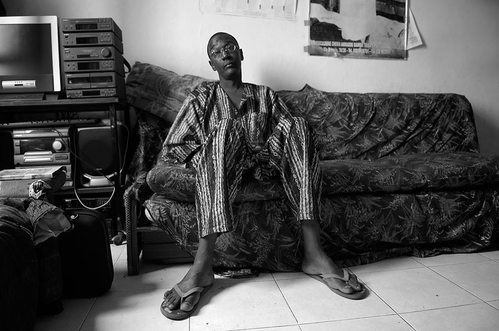 Saidou Moussa Ba è nato in Senegal e da 21 anni è in Italia. Condivide un appartamento con altri amici connazionali. Saidou lavora come mediatore culturale nelle scuole. Il suo compito è molto difficile: maturare nelle nuove generazioni il concetto di sviluppo, identità, multiculturalità con lo scopo di abbattere tutti i pregiudizi sulle diversità. Lo fa partendo dall’ascolto come modalità per arrivare a conoscere l’altro. Le differenze si creano nel momento in cui non siamo disposti ad ascoltare gli altri. Ed è qui che attraverso un lavoro accurato Saidou porta gli studenti a far capire che la diversità è un valore.