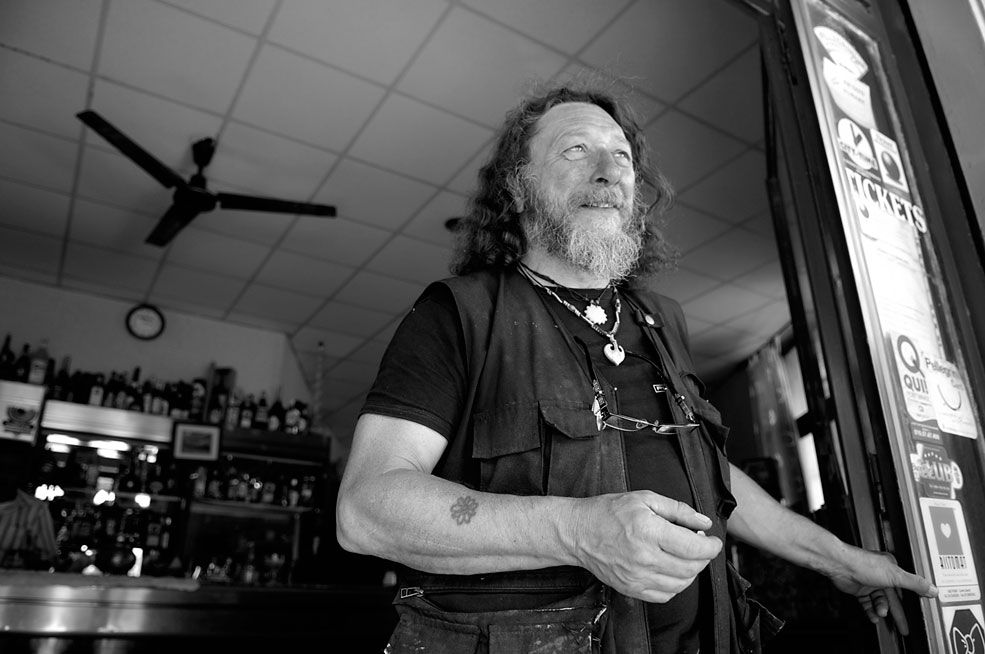 Lavinio ha 53 anni e nella sua vita ha fatto un po’ di tutto. Si è appena trasferito in Bovisa e ha nel cuore questa piccola trattoria gestita da un suo amico egiziano. Ha fatto il musicista, il manager di una società fallita, l’artigiano in Valtellina e poi di nuovo il musicista. Suona oramai per amore della musica ma soprattutto per amore di Dio. “Nella mia vita c’è stato un momento in cui sono sprofondato, ho toccato il fondo e l’ho addirittura raschiato ma alla fine grazie a Dio ce l’ho fatta: si perché io a Dio ci credo veramente. Il mio Superiore ogni giorno mi guida. Ed io sono innamorato della vita e di Lui”.