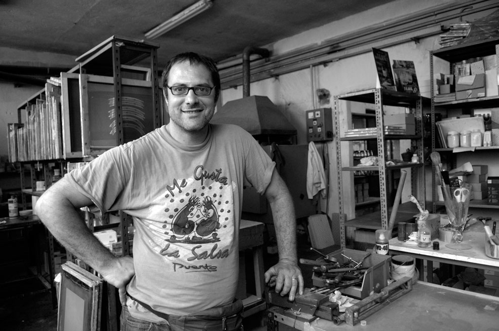 Stefano ha 43 anni ed è proprietario di un piccolo laboratorio artigianale di decorazione e serigrafia su bicchieri di cristallo. Questo mestiere, oramai scomparso, è l’eredità dei suoi genitori che un tempo producevano preziose porcellane incise a mano. Poi di colpo nessuno richiese più quegli oggetti preziosi e particolari. Ora lavora su commissione per la creazione di articoli da collezione. Stefano è uno dei pochissimi artigiani che si trovano ancora in Bovisa.