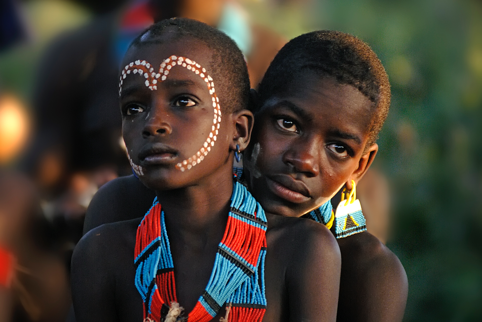 Bambini di etnia Hamer durante la cerimonia del salto del toro