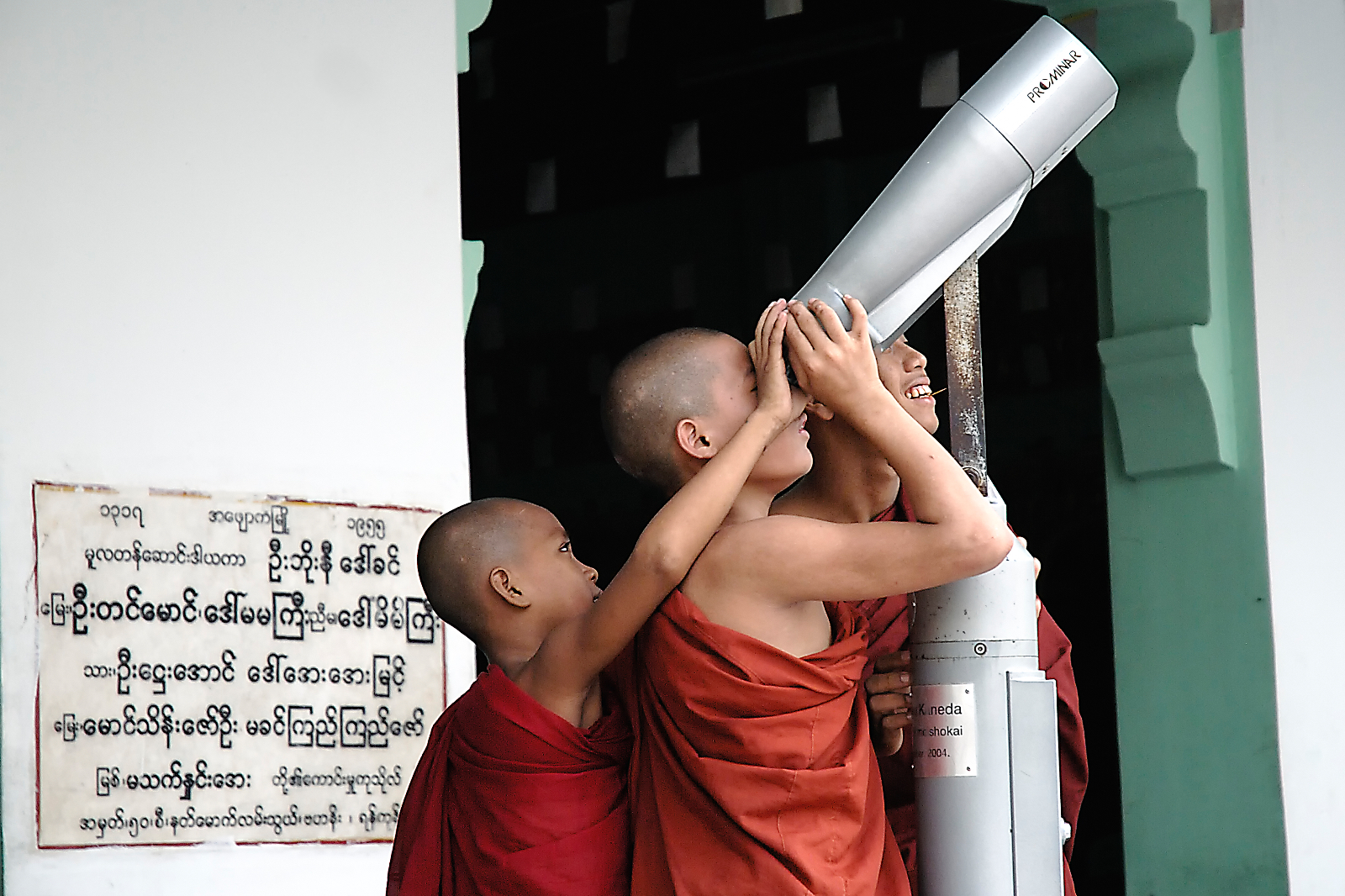 Piccoli monaci alla Shwedagon Paya di Yangon, Myanmar