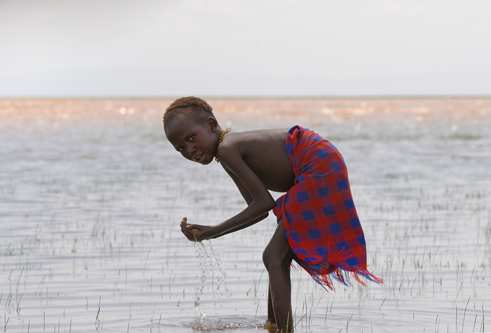 Bambina di etnia Dassanech presso il lago Turkana, Etiopia del sud.