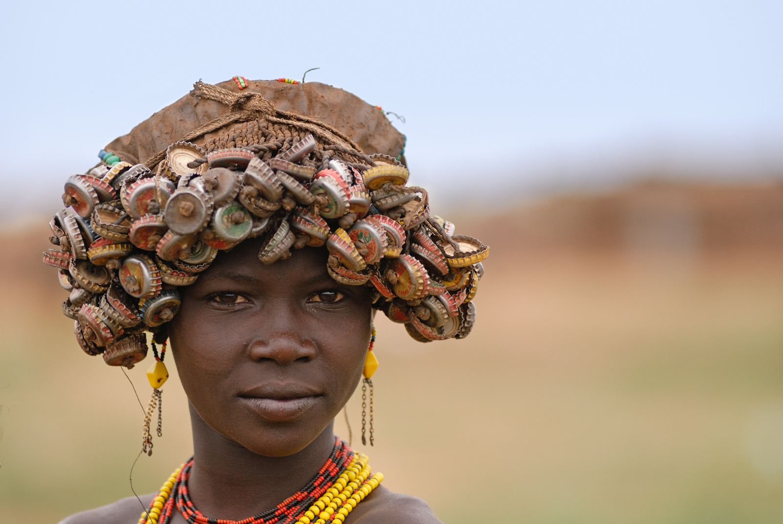 Giovane donna di etnia Dassanech presso l lago Turkana, Etiopia del sud